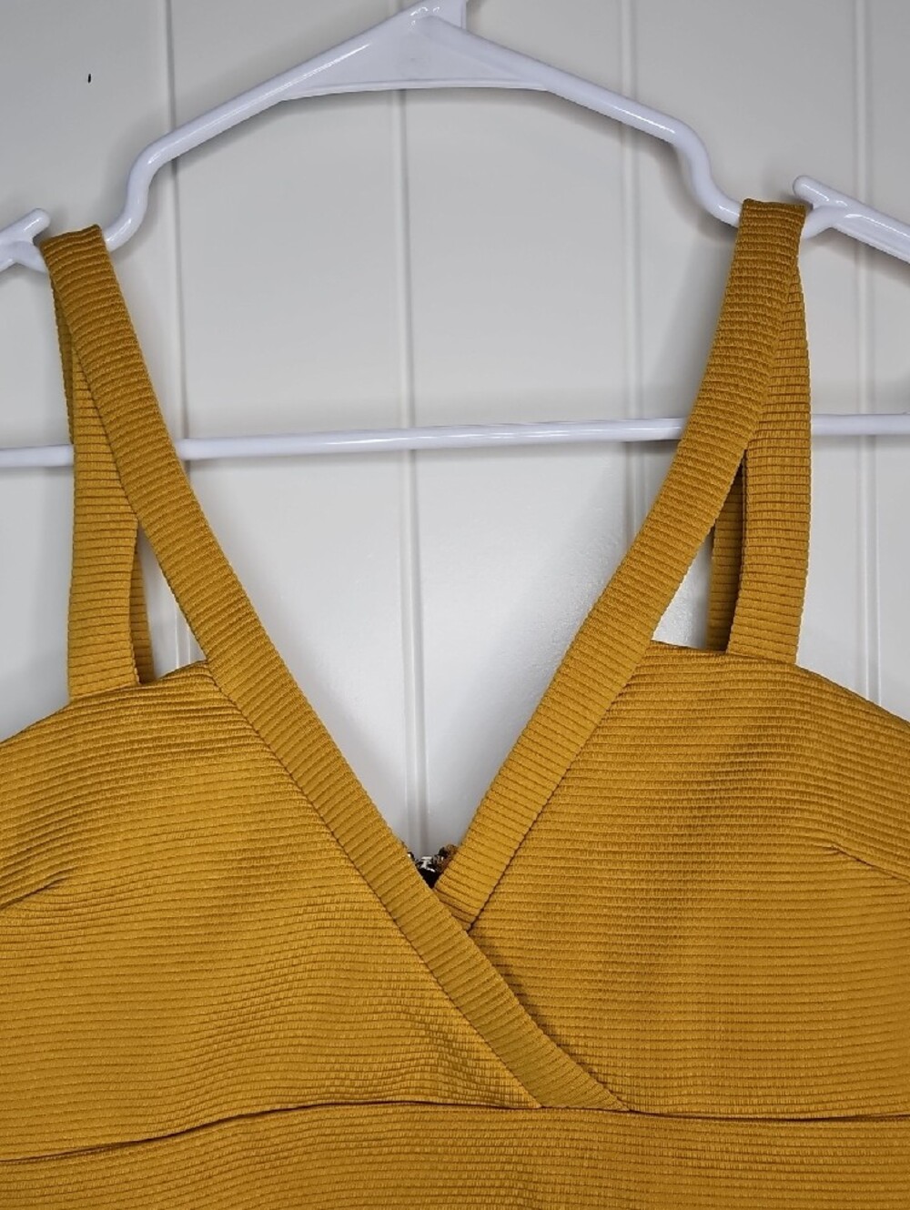 8birdies Ribbed V-Neck Crop Tank Top - Picture 2 of 6